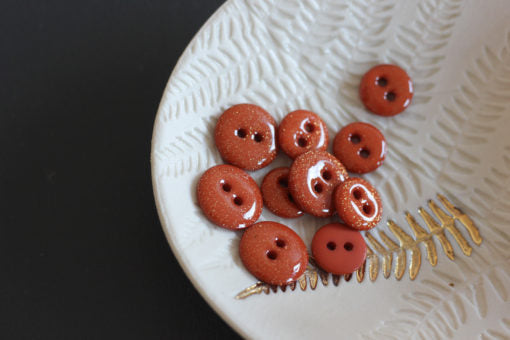 Lise Tailor - Flat button (Glitter) — 12mm / Caramel