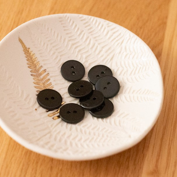Lise Tailor - Flat button (Mother of Pearl) — 15mm / Black