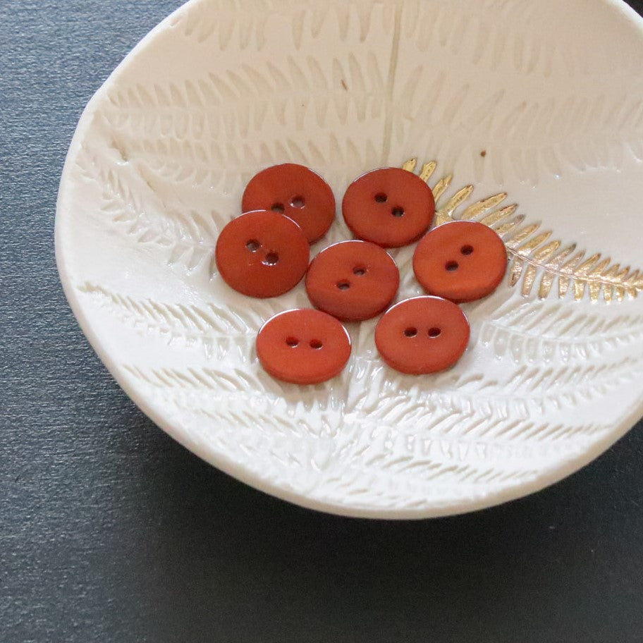 Lise Tailor - Flat button (Mother of Pearl) — 15mm / Caramel