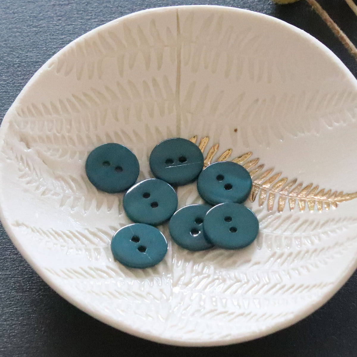 Lise Tailor - Flat button (Mother of Pearl) — 15mm / Green