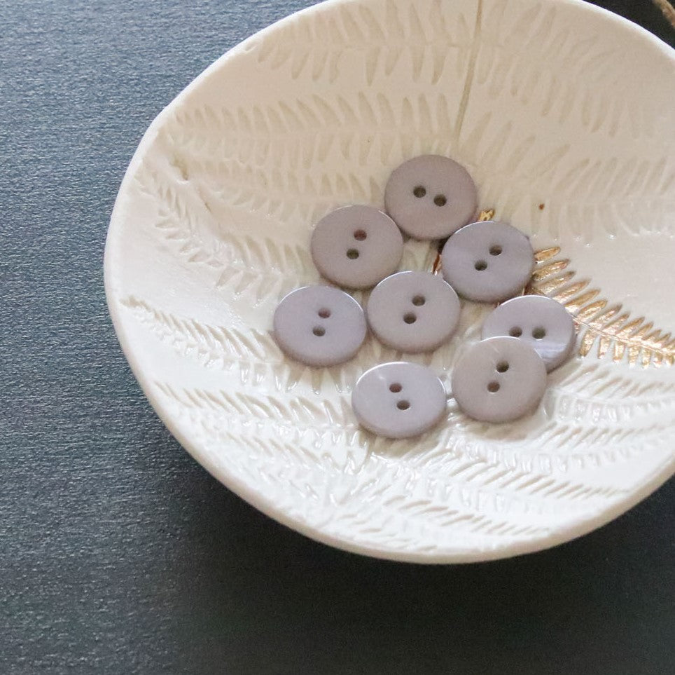 Lise Tailor - Flat button (Mother of Pearl) — 15mm / Grey