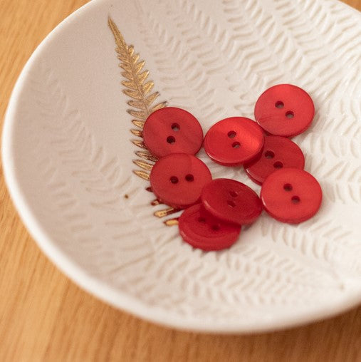 Lise Tailor - Flat button (Mother of Pearl) — 15mm / Red